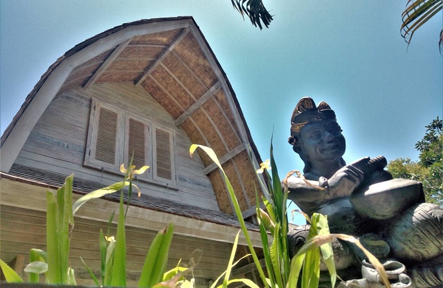 WOODEN Home Top LOCATION in Seminyak Near Beach, Shops, Restaurants