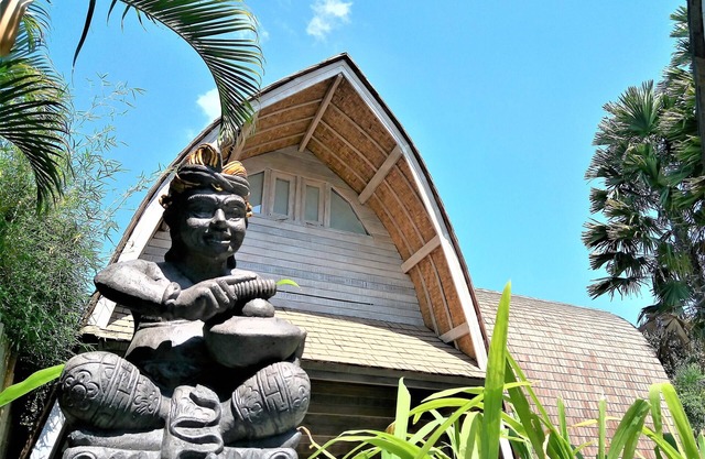 Wooden " Lumbung " Villa Short Walk to Seminyak Beach, Eat Street,& Trendy Shops