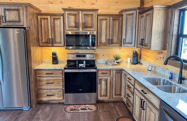 Woodhaven Hideaway! Beautiful cabin located in Van Buren, view of Current River.