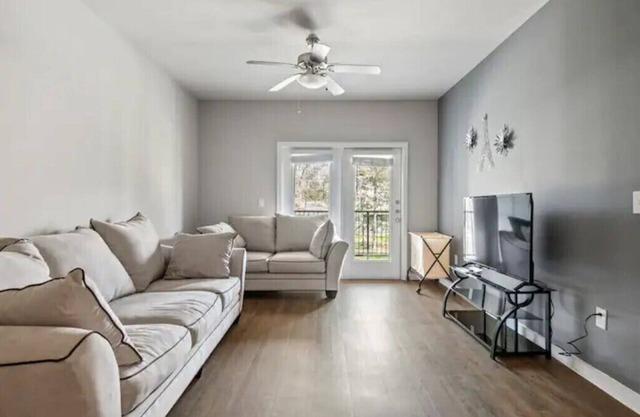 Woodlands 2 Bedroom Cozy Apt w/Free Parking