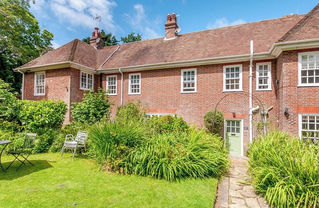 WOODLANDS BY THE SEA COTTAGE, pet friendly, with a garden in Sholden