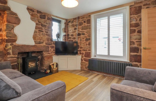 WOODMAN COTTAGE, pet friendly, character holiday cottage in Heysham