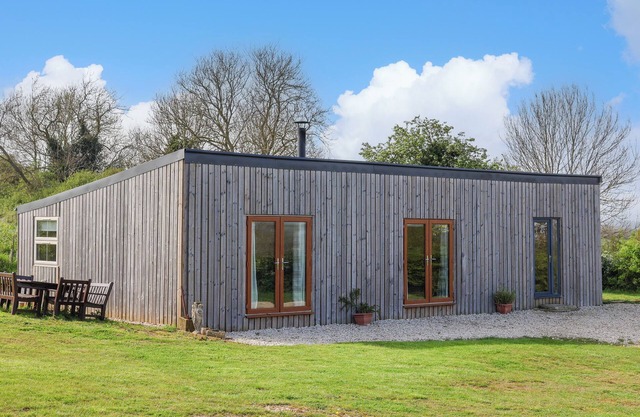 WOODMAN'S LODGE, romantic, character holiday cottage in Malton