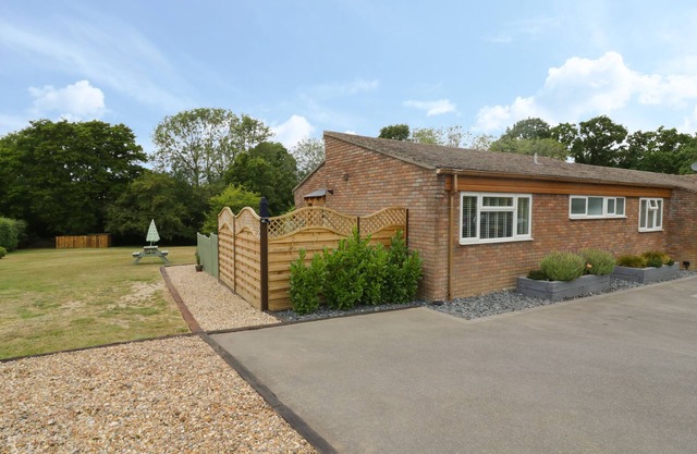 WOODPECKERS, pet friendly, with pool in Alresford, Colchester