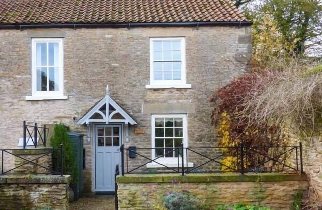 WOODSIDE COTTAGE, pet friendly, with open fire in Brompton-By-Sawdon