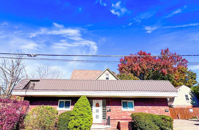 Work. Wander. Welcome. Furnished 30+ Night Stay in the Heart of Downtown Butler