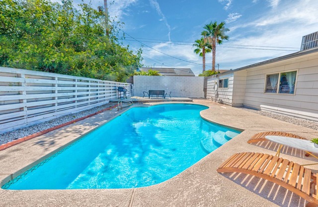 WoW! Amazing Villa 3 min from the strip large pool fully remodeled and sparkling