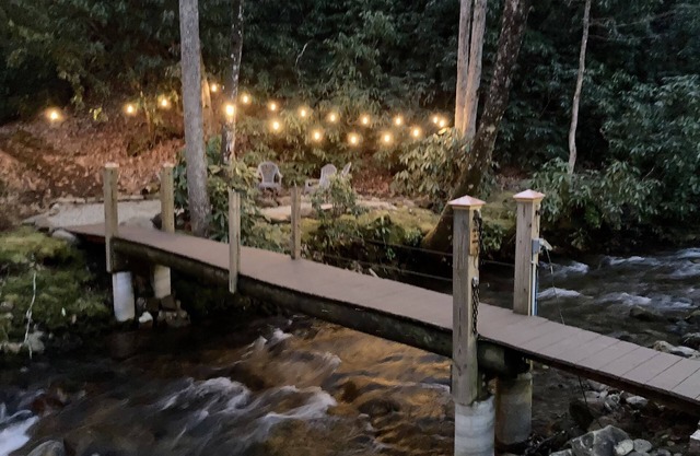 Wow! Creekside Cabin with Hot Tub, Fire Pit & Starlink High Speed WiFi!