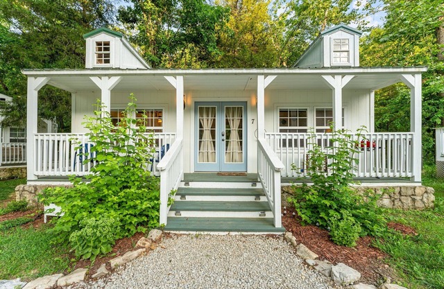Wow! Creekside Studio with Scenic Porch Views