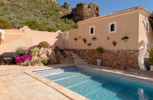 "Wow Factor" Very Private Luxury Villa with infinity pool, hottub, media & gym
