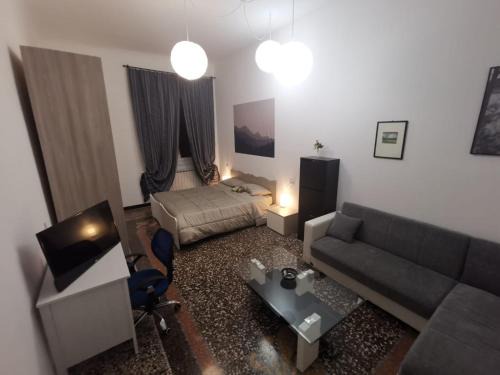 Wow Home - 175 mq - posteggio privato - davanti porto traghetti - fino a 10 posti letto