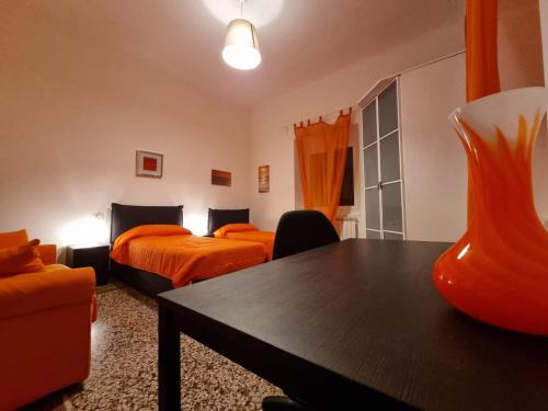 WOW HOME 2 - 175 mq - posteggio privato - davanti porto traghetti - fino a 10 posti letto - balcone