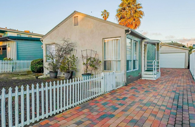 Wow location, near beaches/Harbor, shopping, restaurants, close to Ohana grounds