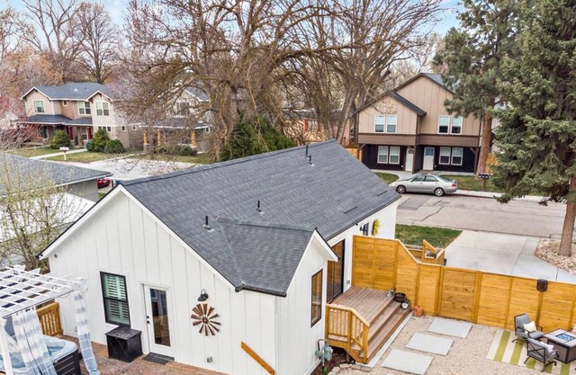 WOW! QUALITY ECLECTIC LUX HOME w/ Hot Tub, Gourmet Kitchen, + DOG Friendly! 5 min to BSU!