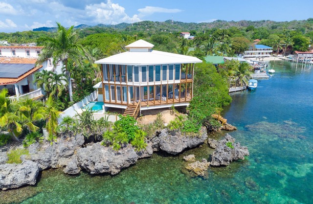 Wow! Views and more, fantastic 2 bedroom in West End - Villa Agua