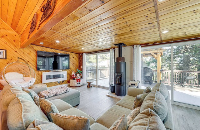 Wraparound Deck & Grill: Wrightwood Cabin Near PCT