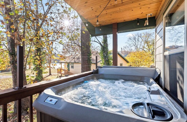 Wren Cabin - Private Hot Tub, Fireplace, and Lake View
