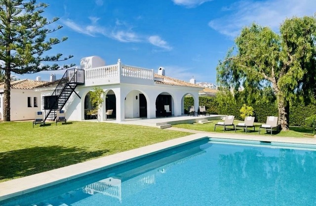 Wunderschöne Villa in einem großzügigen Garten mit großem Pool mit Meerblick