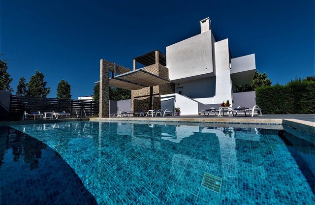 XENOS VILLA 1 WITH PRIVATE SWIMMING POOL, NEAR THE SEA
