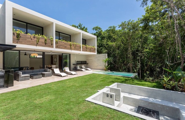 YaaX Villa 4 BEDR with beach club included. 3/4 mile from beach.