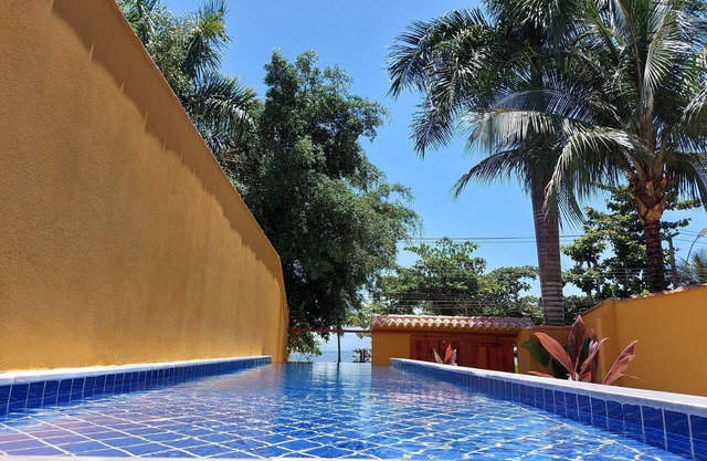 Yara house, 4 en-suites, Pool, BBQ, front beach, 14people, 1.3km from old center