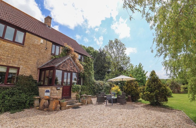 YEABRIDGE FARM, family friendly, with a garden in Mosterton