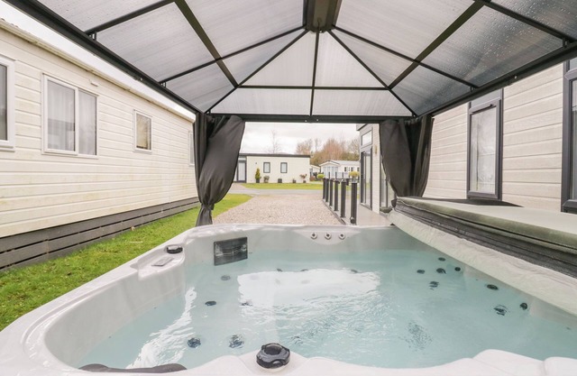 YEALAND 36, pet friendly, with hot tub in Tewitfield
