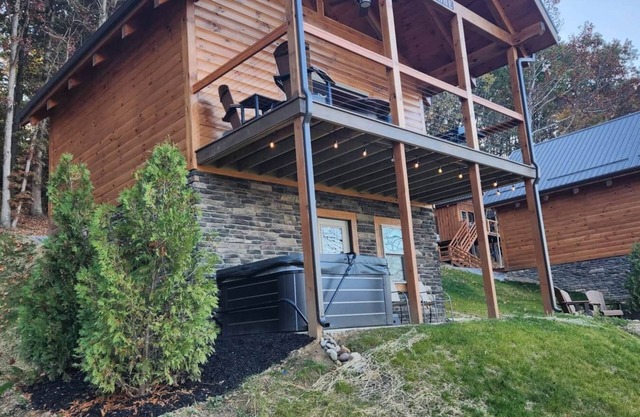 Yellowstone/Hot Tub-Pet friendly-Lakeview -8 Person Lodge