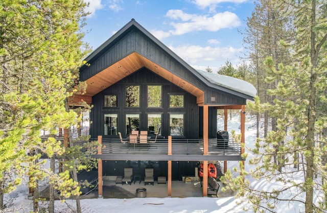 Yellowstone Luxury Cabin, Hot Tub, Game Room,EV Hookup,Massive Deck,5Bed/3.5Bath