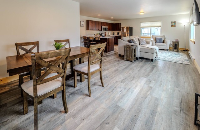 Yellowstone Retreat Rentals U3: two blocks from Yellowstone!