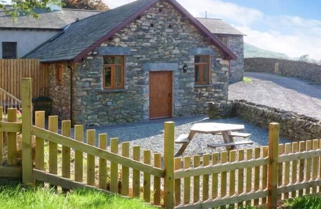 YEW TREE COTTAGE, pet friendly, luxury holiday cottage in Torver