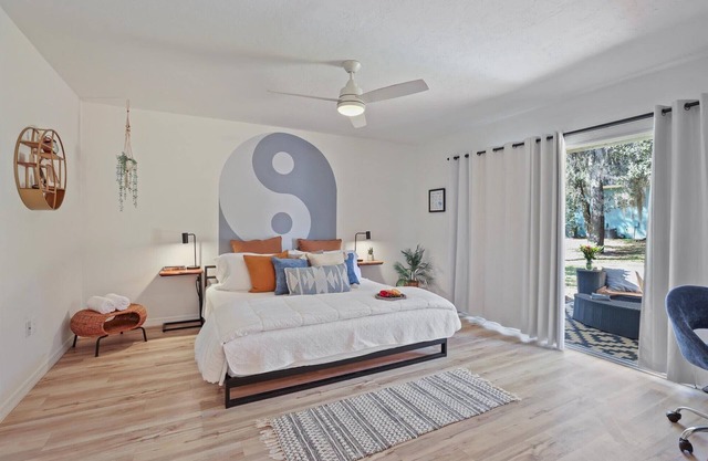 Ying Yang Suite | King Bed - Zen Condo