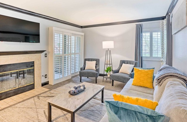 Yorba Linda Condo - Community Pool, Fireplace