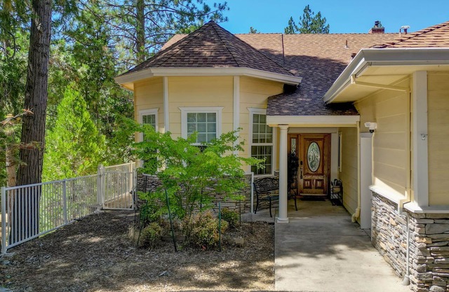 Yosemite-bound Lake fun Spacious 6bdr house game room outdoor dining