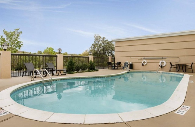You Found It! 4 Modish Units, Free Parking, Onsite Pool! Near Disney Springs
