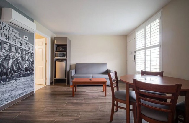 Your Comfort in Mind! Free Parking & Breakfast, Seasonal Pool, Pets are Welcome!