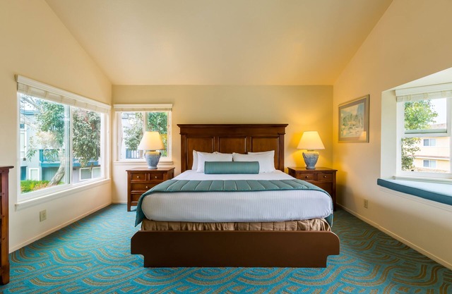 Your Home Away From Home! 2 Classy Units, Full Kitchen & Free Parking!