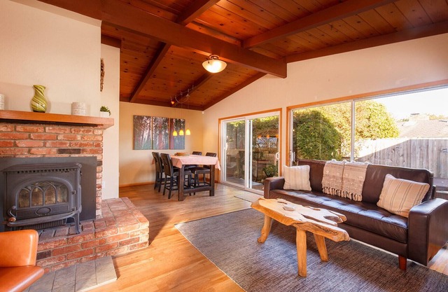 🌲Your Home Base for Exploring the Redwoods! Pet Friendly, Complete with Hot Tub!🐾