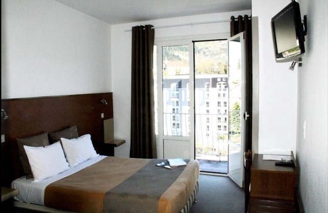 Your Ideal Retreat! Spacious Unit, w/Parking, Near Animal Park of the Pyrenees!