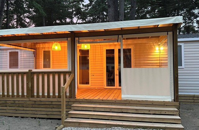 Your mobile home with covered terrace and barbecue is waiting for you this summer.