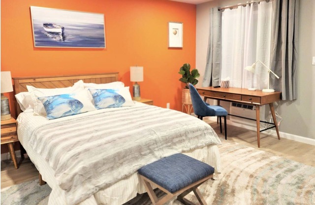 Your Oasis Awaits-On the Lake/Pier/Kitchen Lakeport Room #6