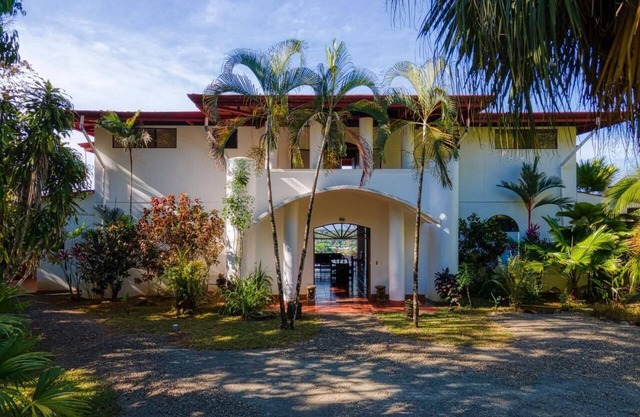 Your own house in the jungle, 5 minutes from the beach!