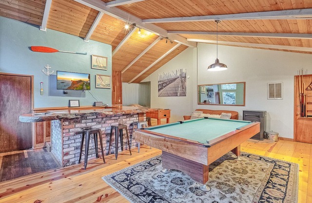 🌲🩴 Your own lodge in town yet private & spacious with game room & hot tub - Trail to Beach