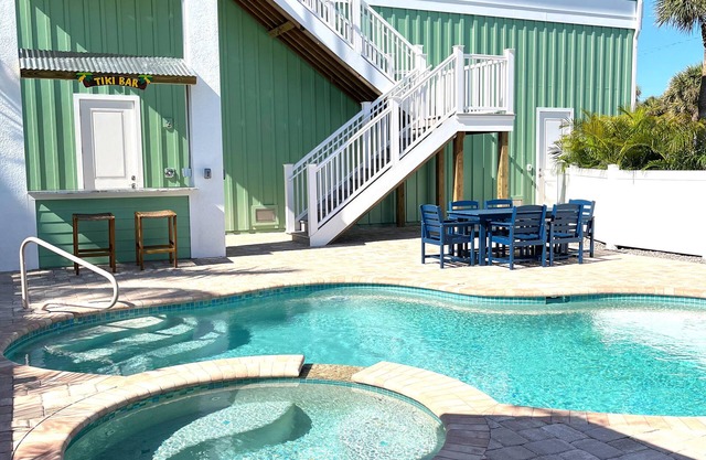 Your perfect beach getaway! Pool, Tiki Bar, Gulf-side, Ocean!