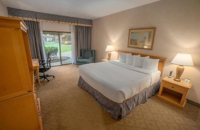 Your Perfect Stay Near Forestiere Gardens & Fresno Airport