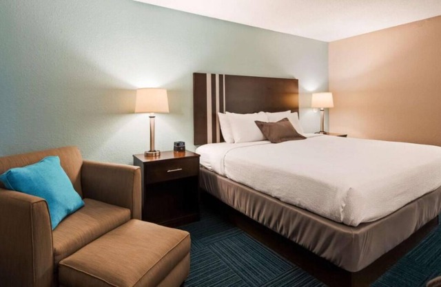 Your Relaxing Getaway Awaits! Free Breakfast and Parking, Onsite Dining