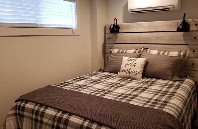 Your Relaxing Getaway Awaits! FREE Parking! Close to Storytellers museum