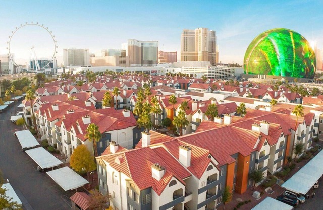 Your Vegas Oasis, Steps from the Strip! Holiday Inn Desert Club-Studio