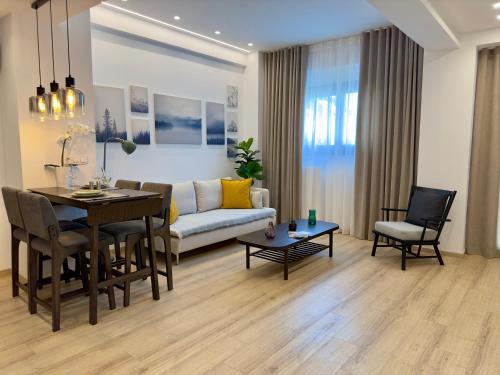 Zefyros Home - Luxe Stay with Shared Pool & Gym by TT