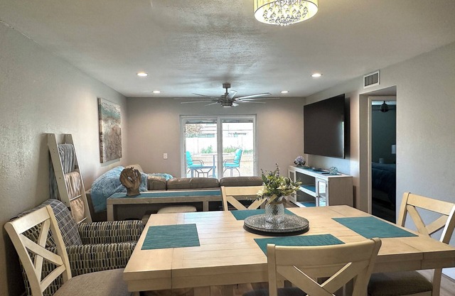 ZEN in the CITY! 2/2 POOL Zen Garden, 85" TV + 2 65" TV. W/D & Patio Sunsets!